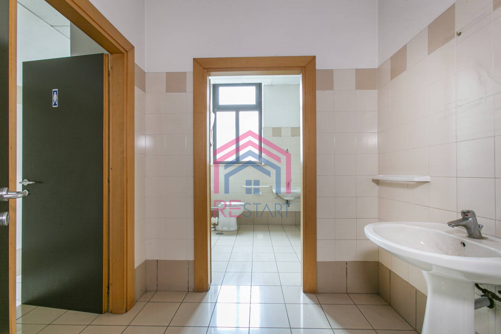 Locale commerciale in vendita a Aprilia