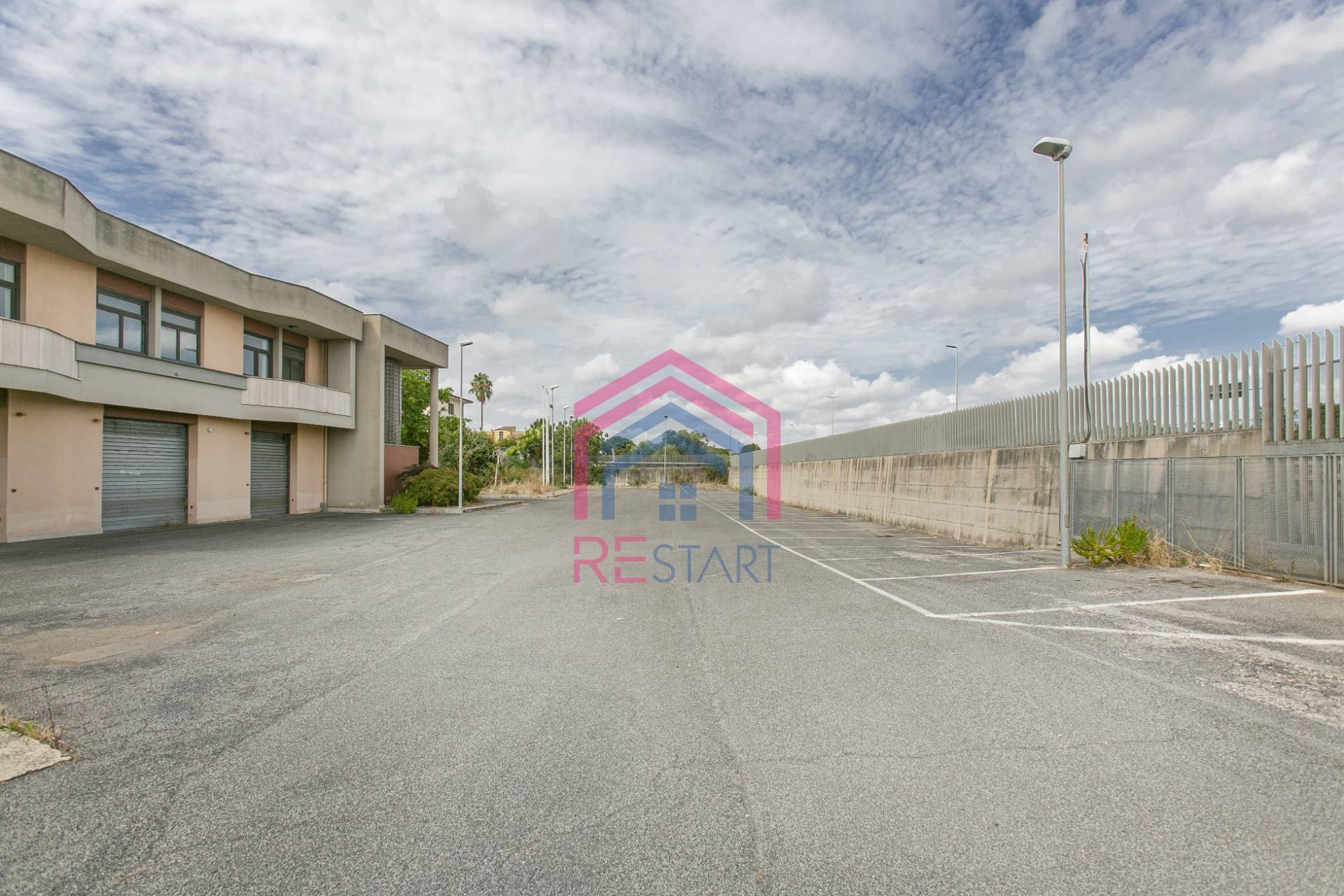 Locale commerciale in vendita a Aprilia