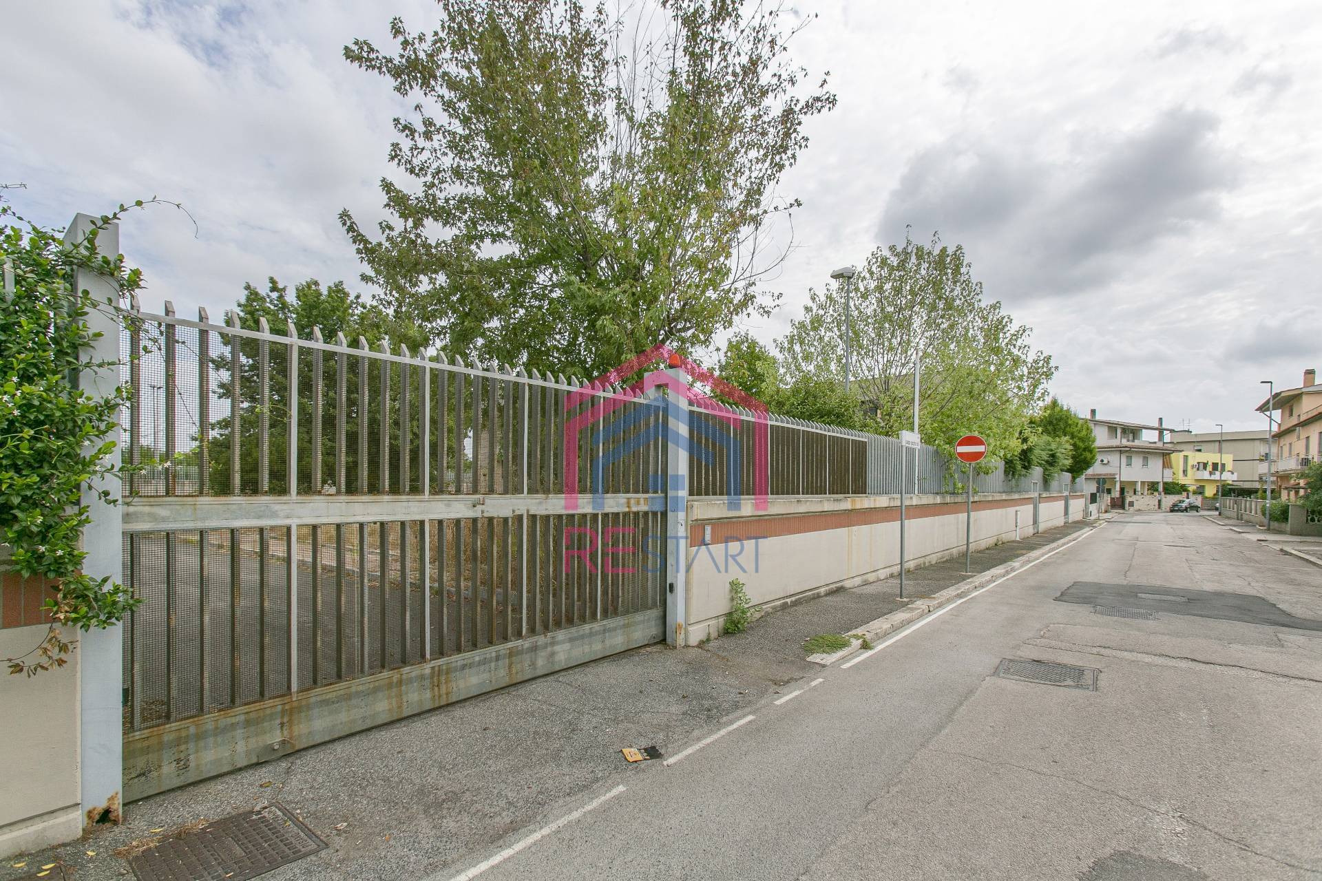 Locale commerciale in vendita a Aprilia