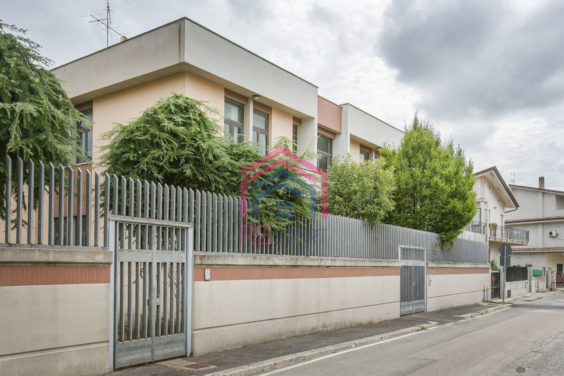 Locale commerciale in vendita a Aprilia