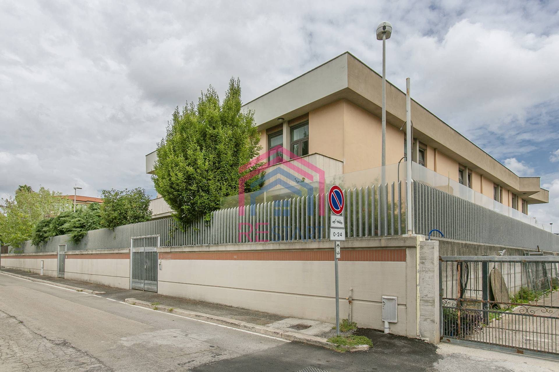 Locale commerciale in vendita a Aprilia