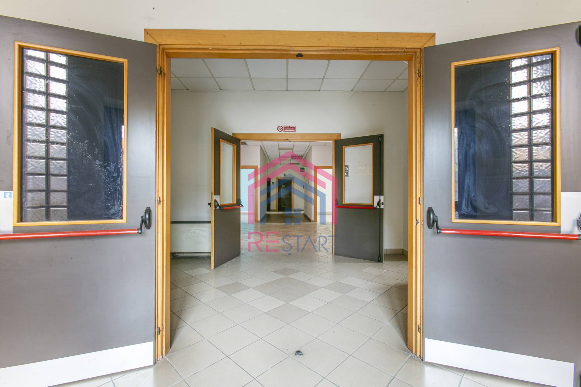 Locale commerciale in vendita a Aprilia