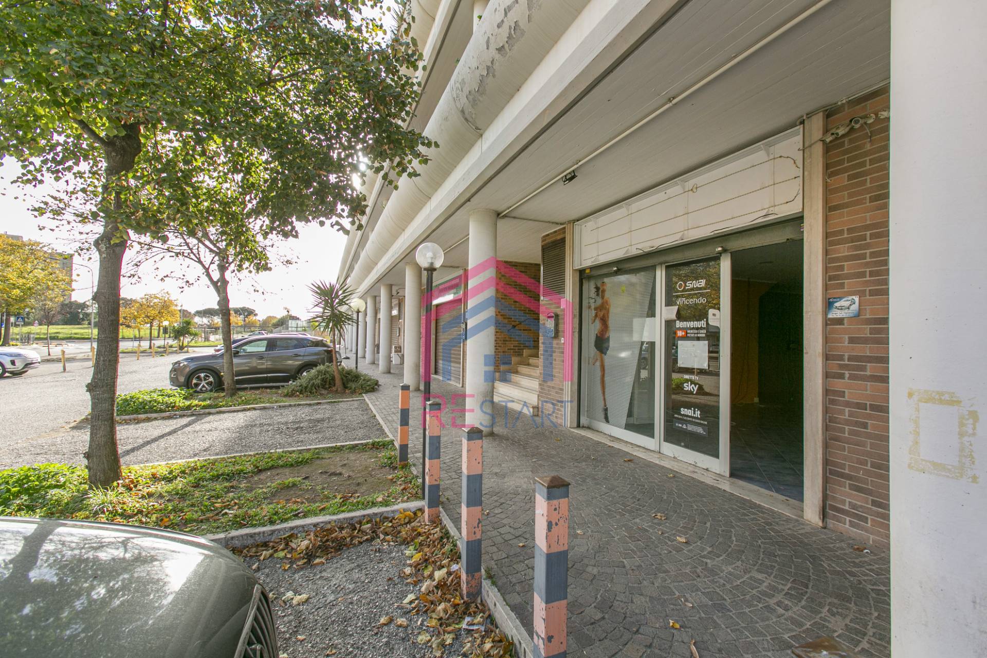 Locale commerciale in affitto a Pomezia