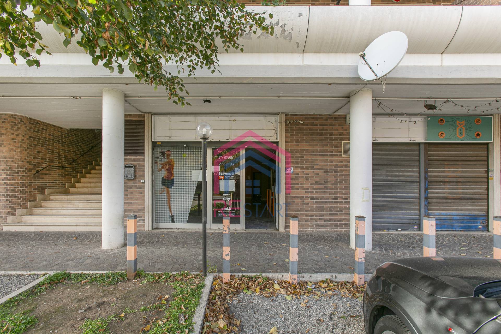 Locale commerciale in affitto a Pomezia