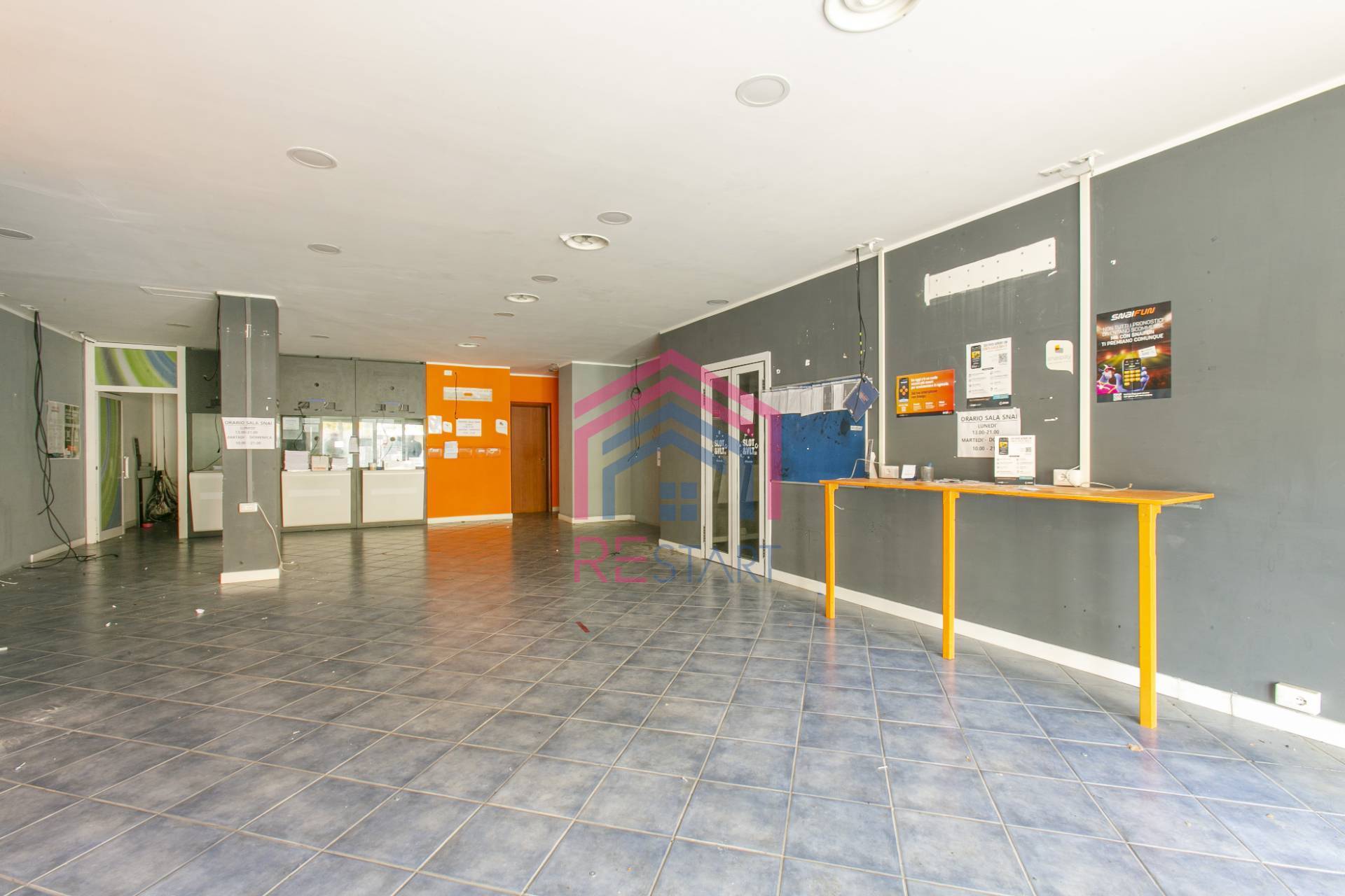 Locale commerciale in affitto a Pomezia