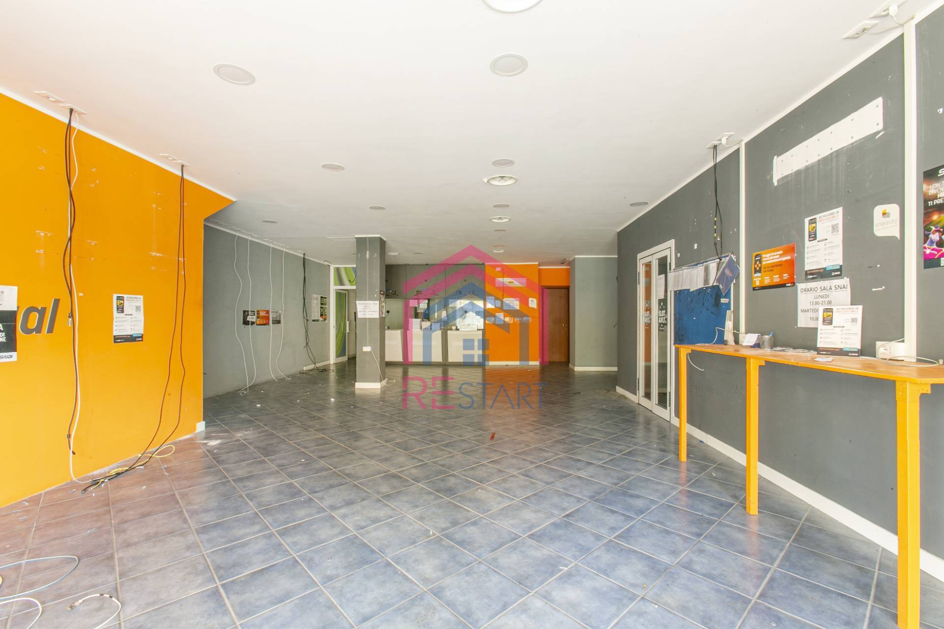 Locale commerciale in affitto a Pomezia