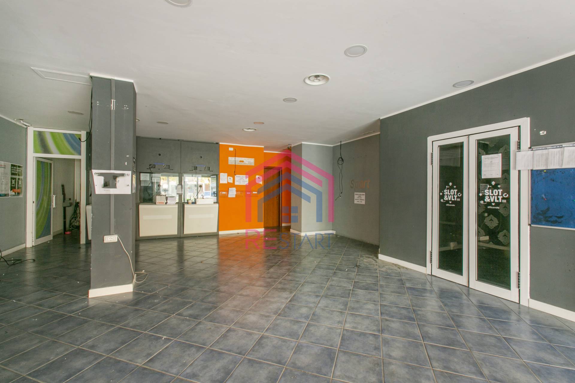 Locale commerciale in affitto a Pomezia