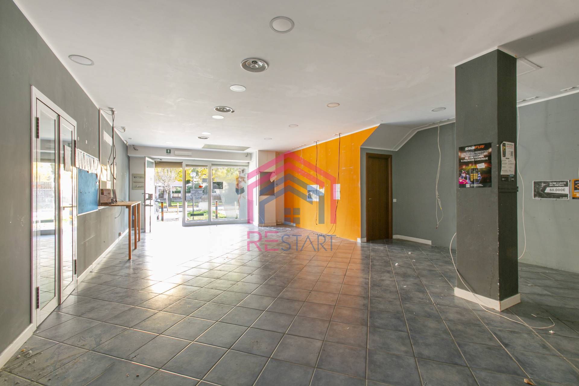 Locale commerciale in affitto a Pomezia