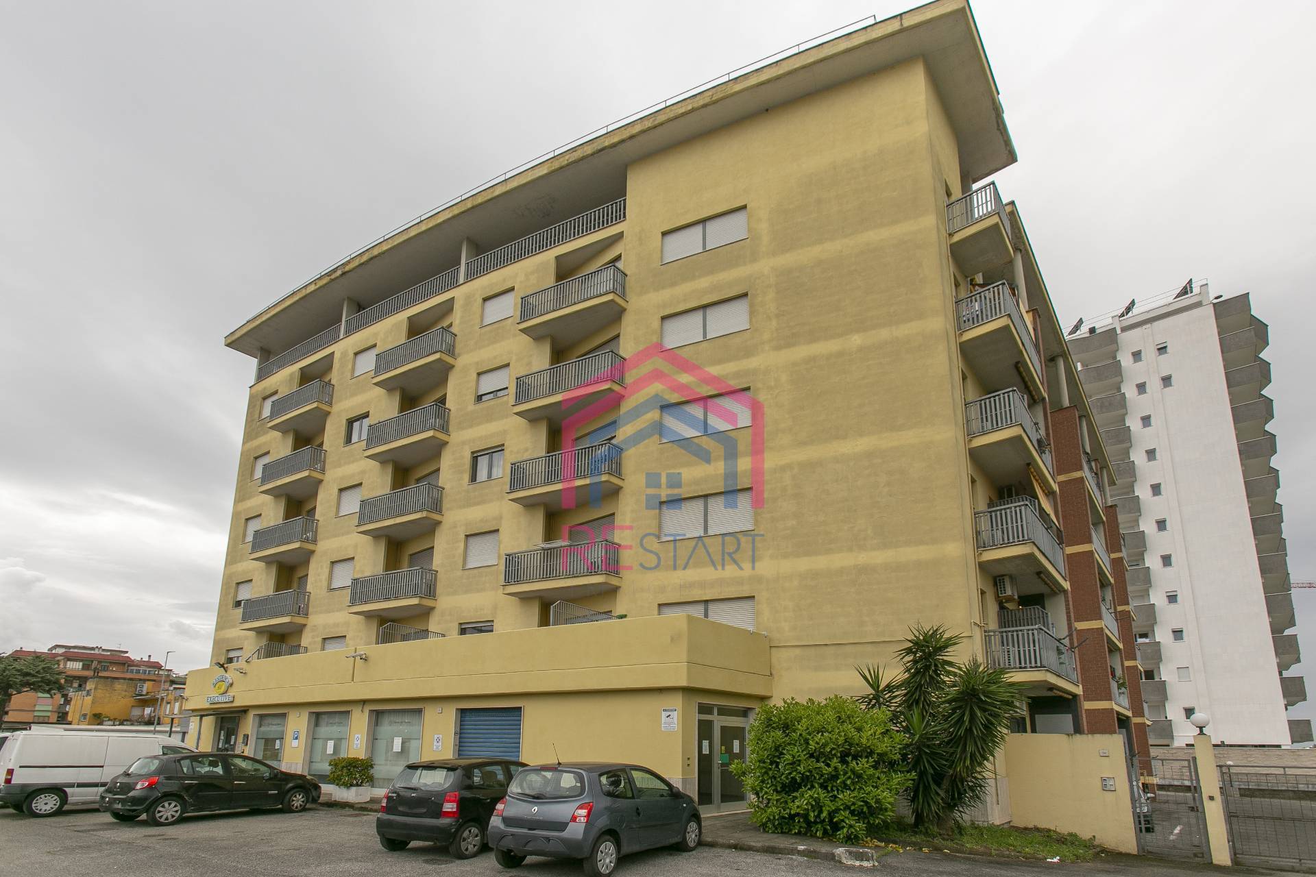 Locale commerciale in affitto a Pomezia, Centro