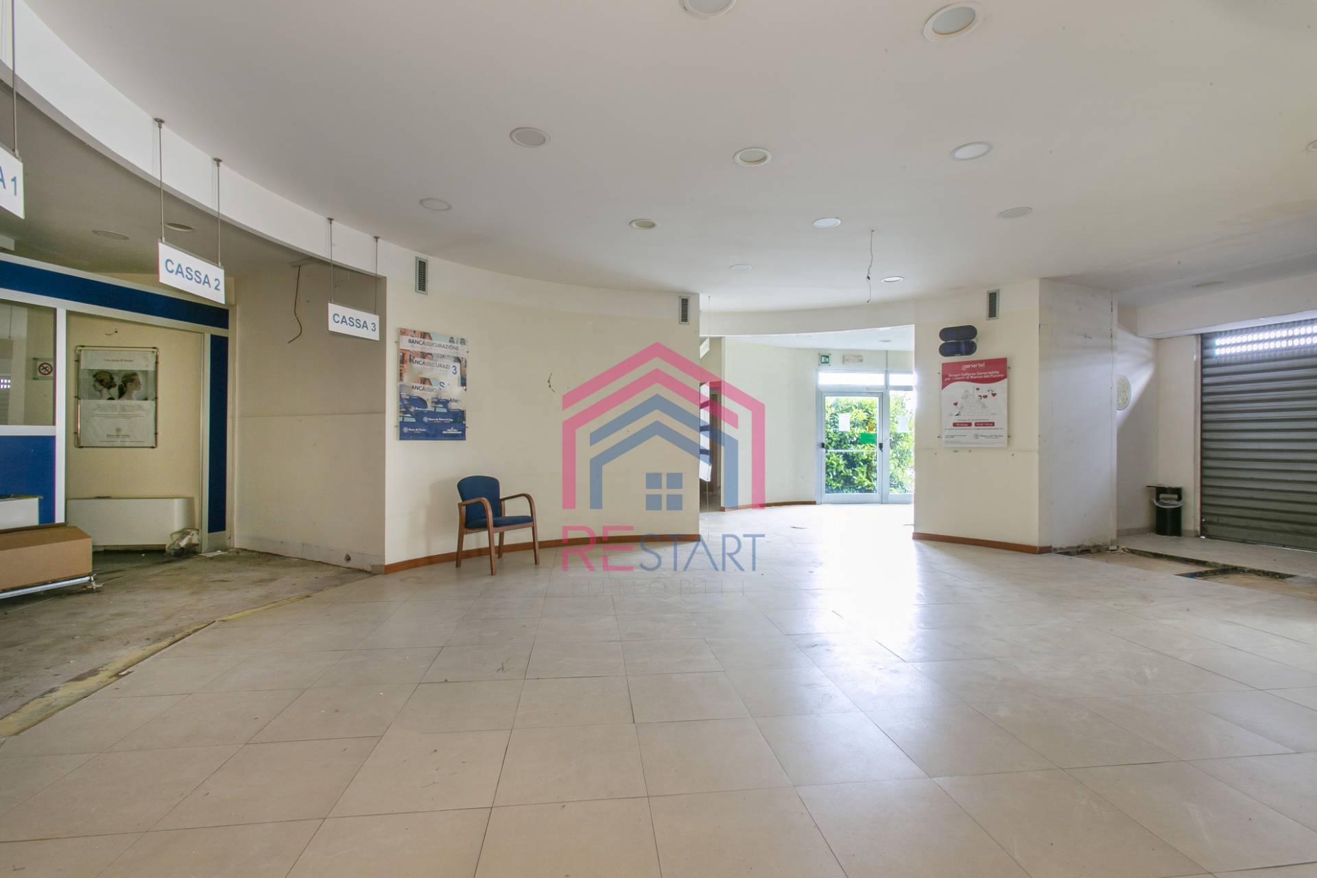 Locale commerciale in affitto a Pomezia, Centro