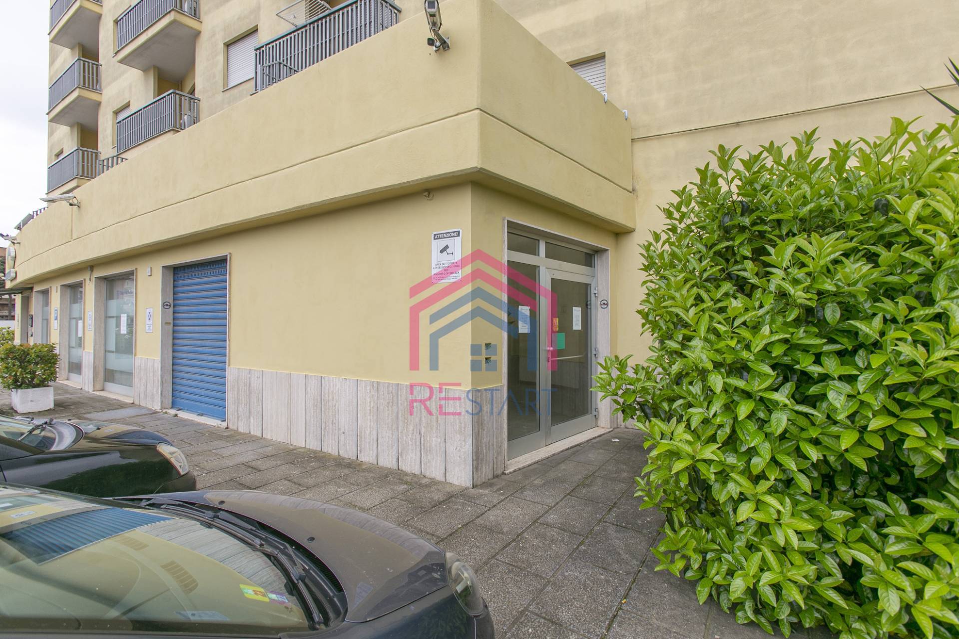 Locale commerciale in affitto a Pomezia, Centro