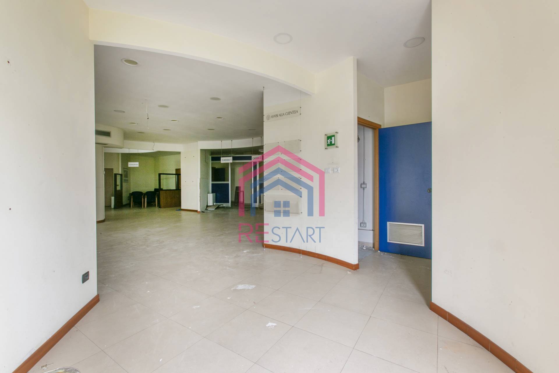 Locale commerciale in affitto a Pomezia, Centro