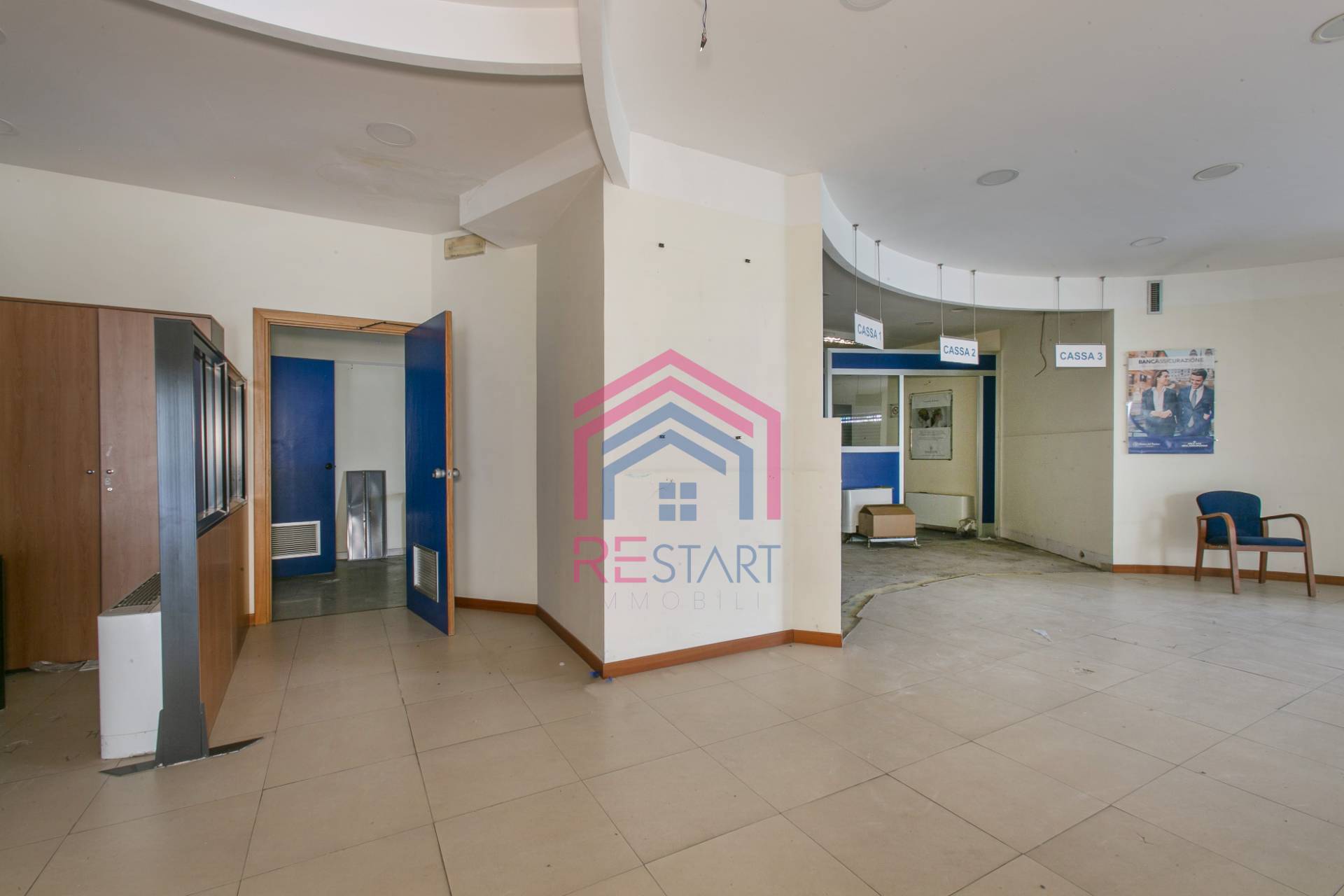 Locale commerciale in affitto a Pomezia, Centro