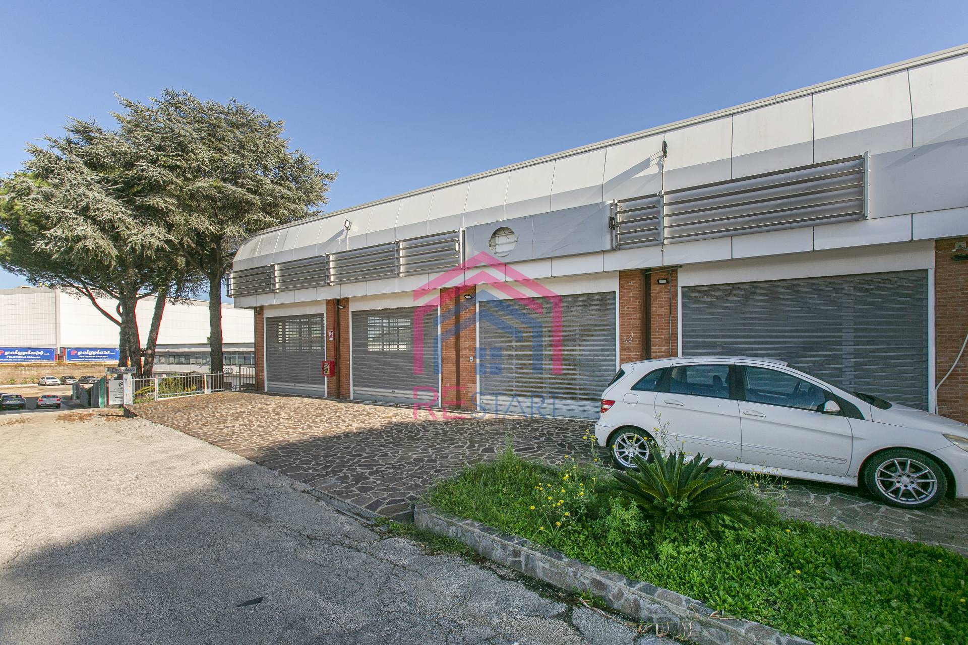 Locale commerciale in affitto a Pomezia, Pontina Vecchia