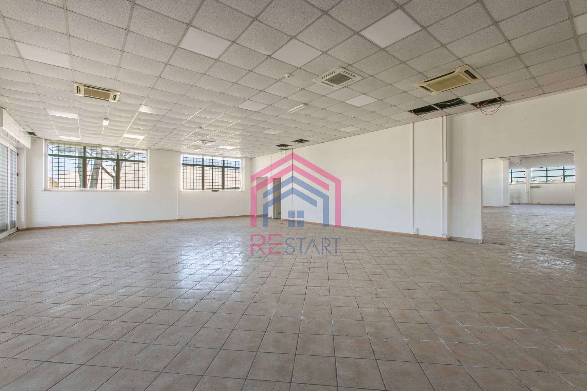 Locale commerciale in affitto a Pomezia, Pontina Vecchia