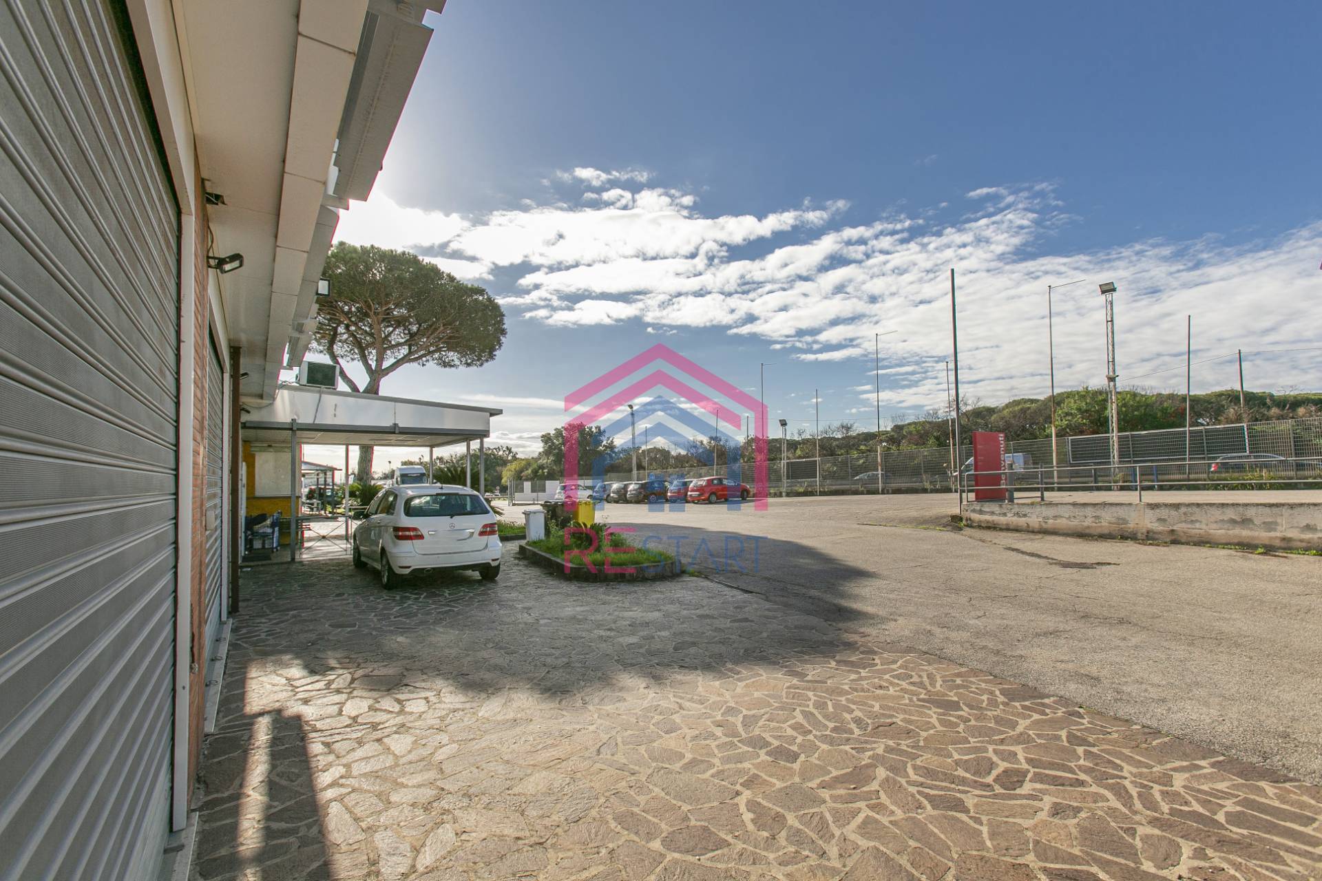 Locale commerciale in affitto a Pomezia, Pontina Vecchia
