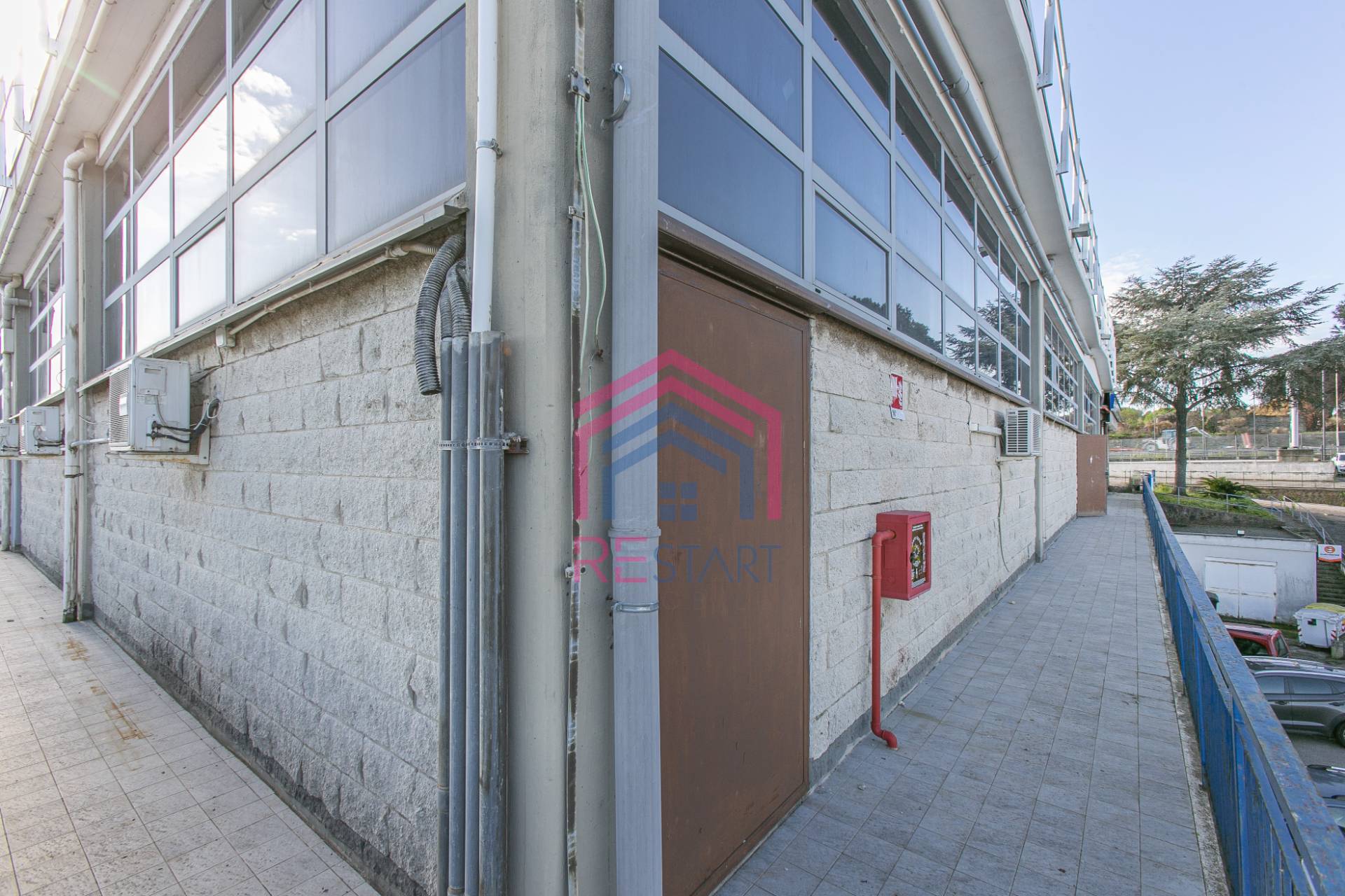 Locale commerciale in affitto a Pomezia, Pontina Vecchia