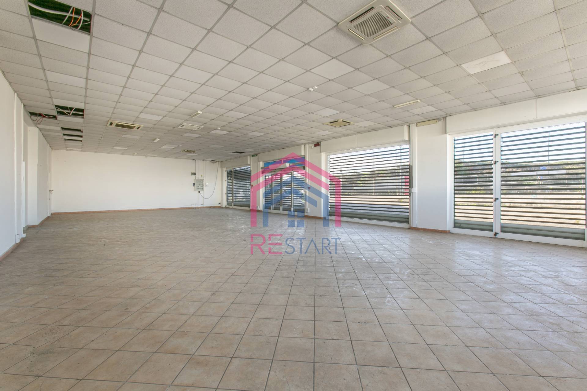 Locale commerciale in affitto a Pomezia, Pontina Vecchia