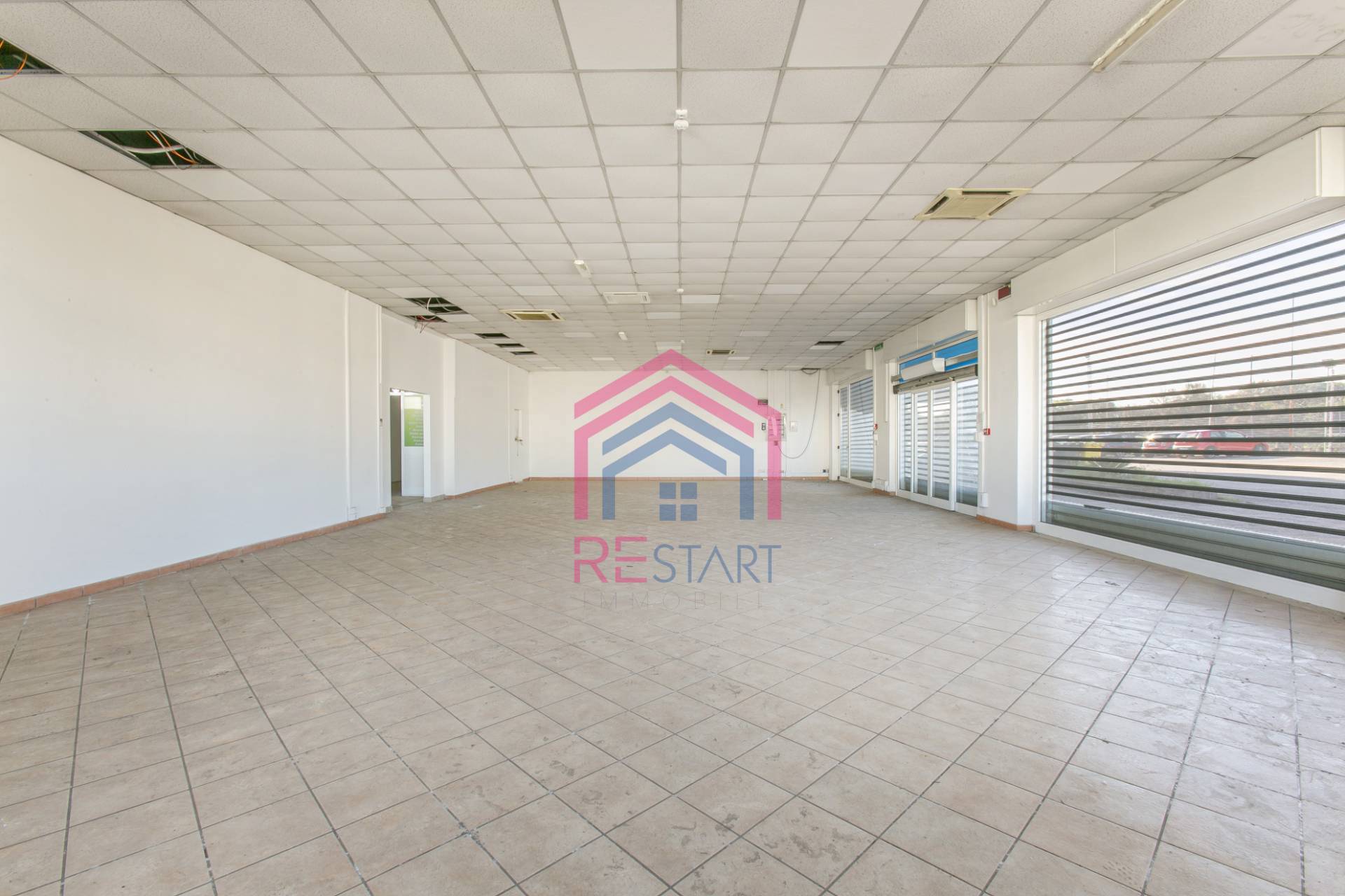 Locale commerciale in affitto a Pomezia, Pontina Vecchia