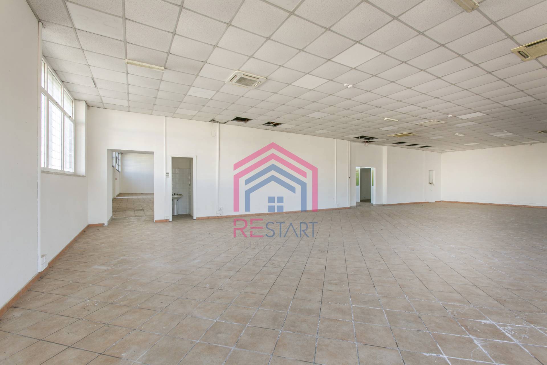 Locale commerciale in affitto a Pomezia, Pontina Vecchia