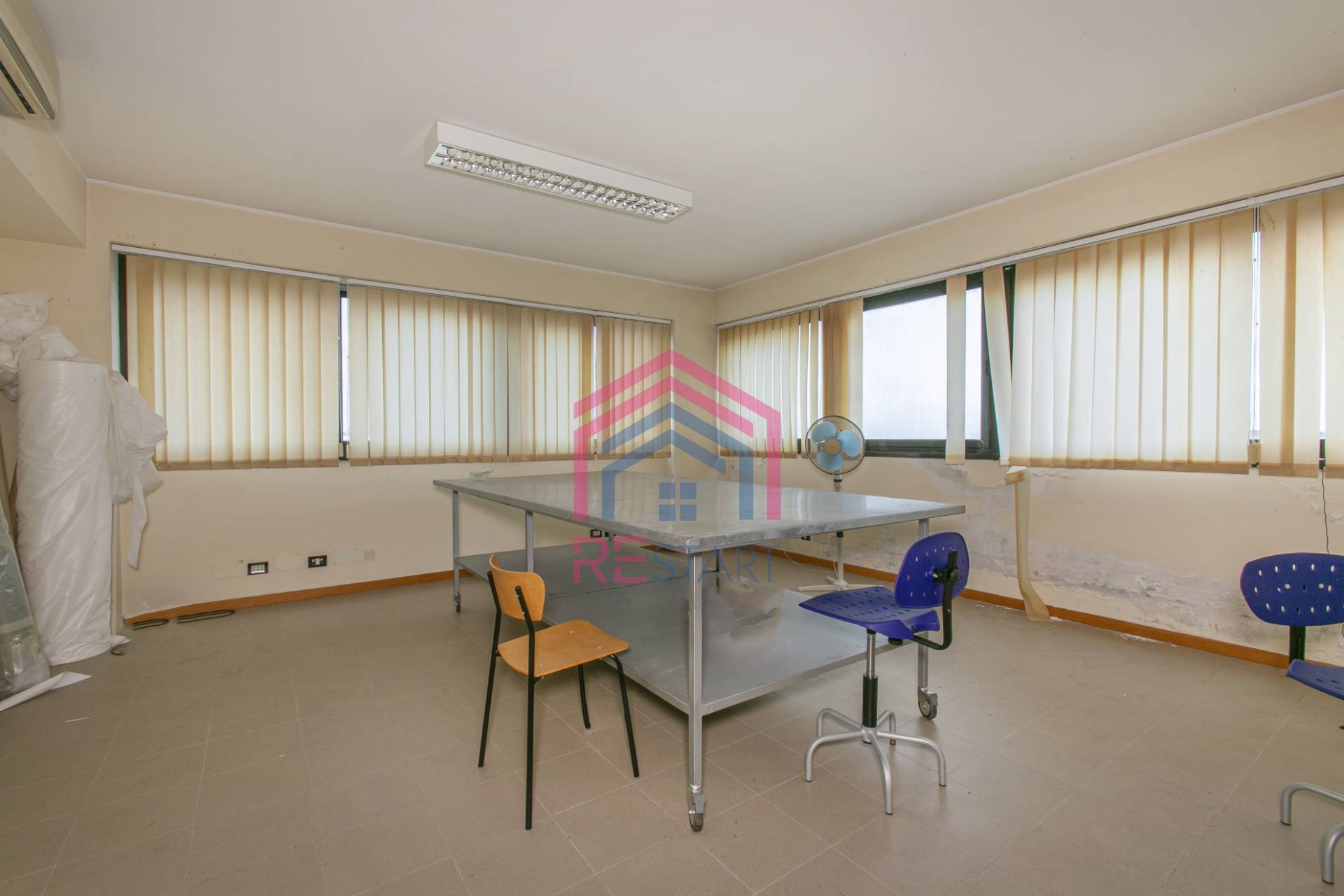 Ufficio in vendita a Pomezia, Centro