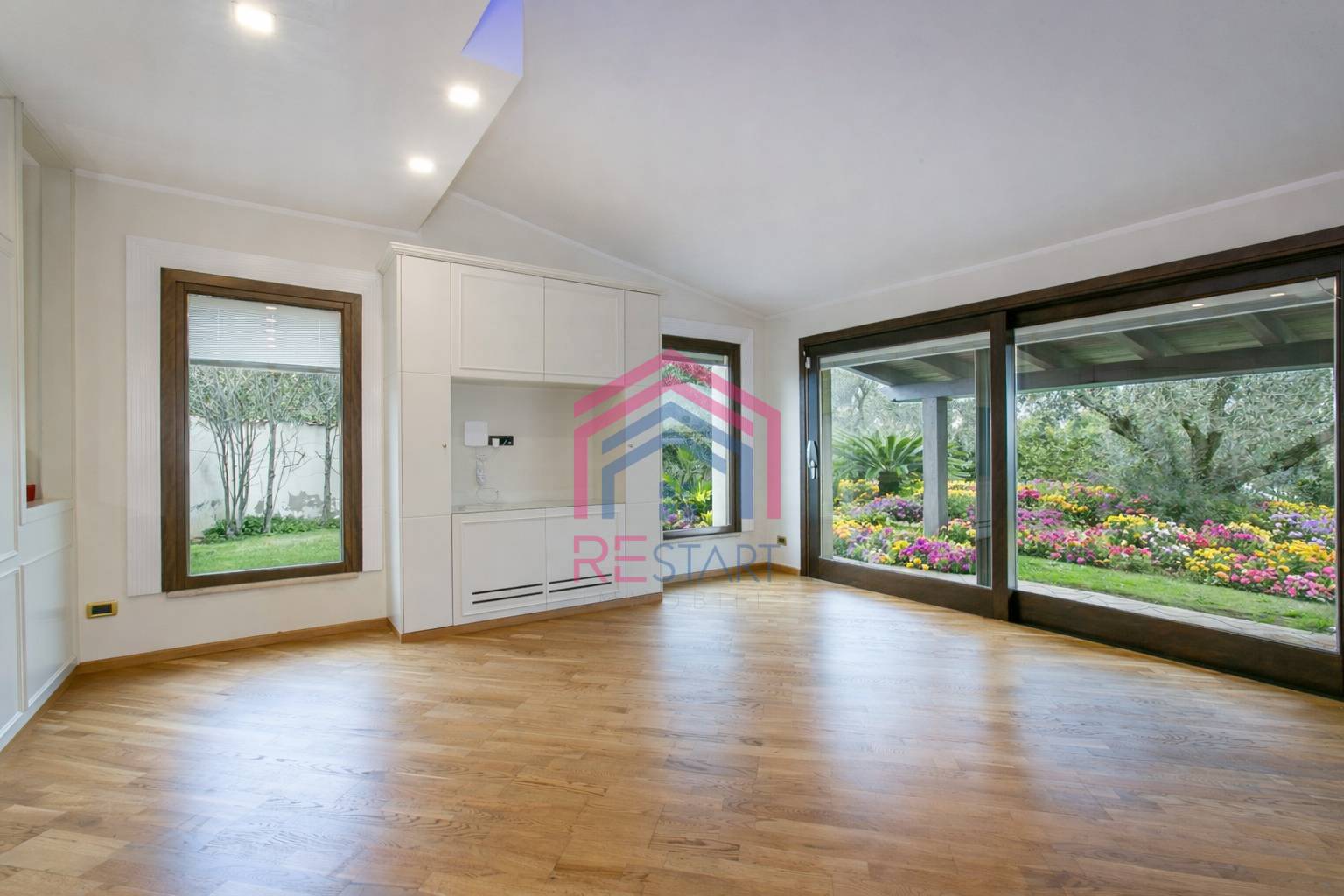 Villa in vendita a Pomezia, Centro