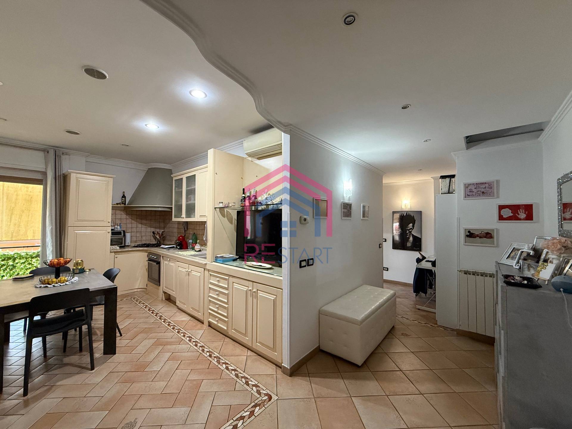 Appartamento in vendita a Pomezia, Centro