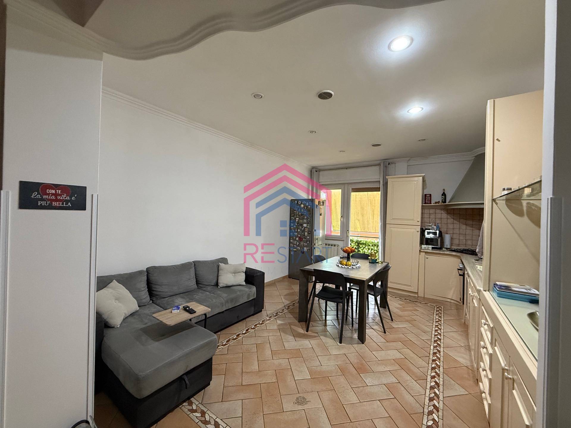 Appartamento in vendita a Pomezia, Centro