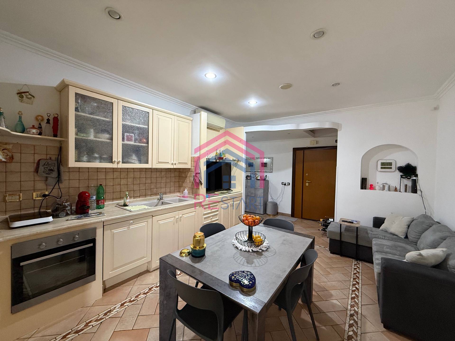 Appartamento in vendita a Pomezia, Centro