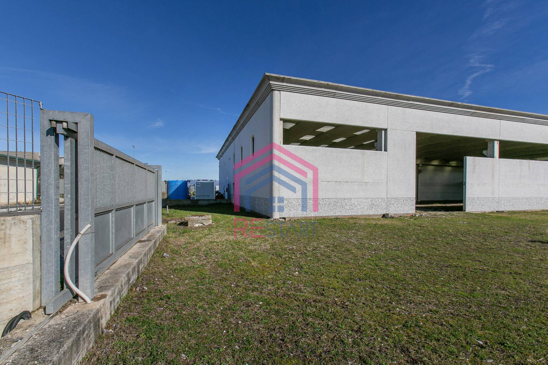 Capannone Industriale in vendita a Aprilia