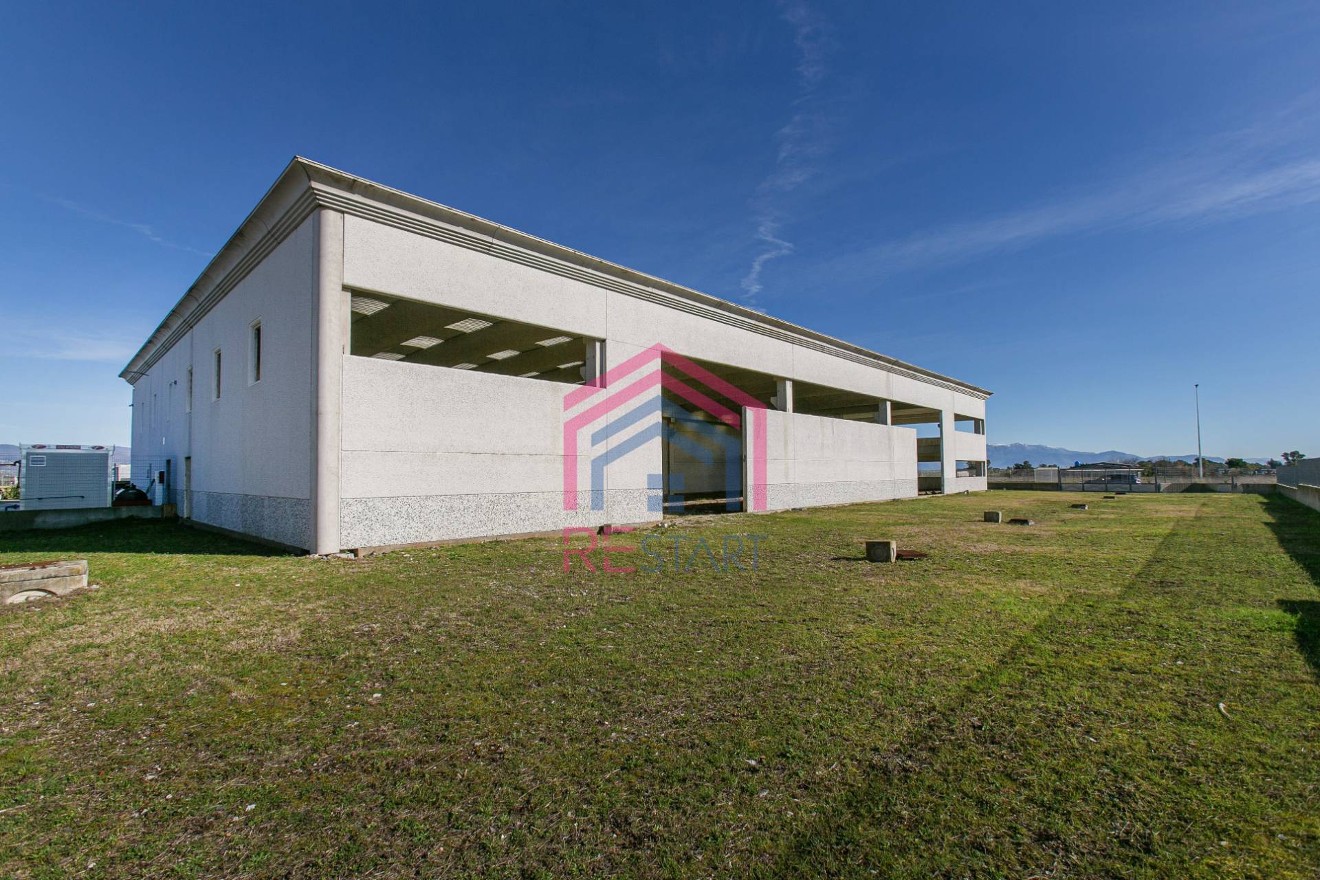 Capannone Industriale in vendita a Aprilia