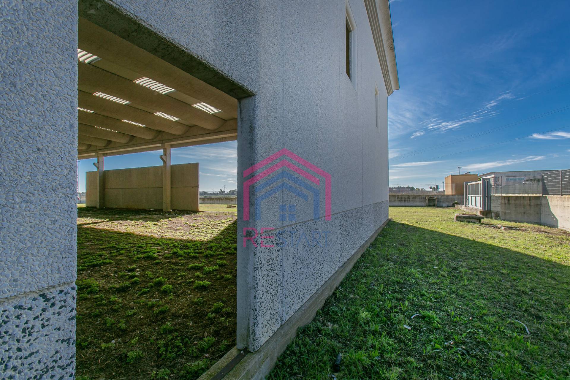 Capannone Industriale in vendita a Aprilia