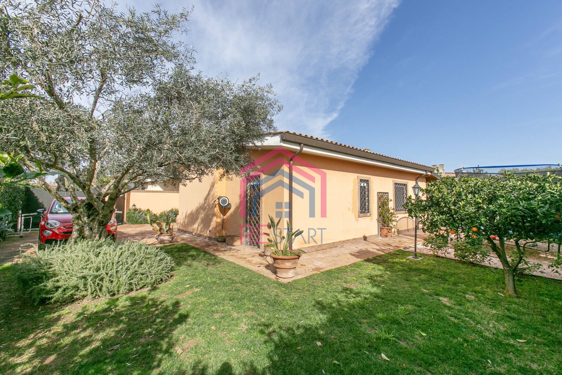 Villetta bifamiliare in vendita a Pomezia, Centro