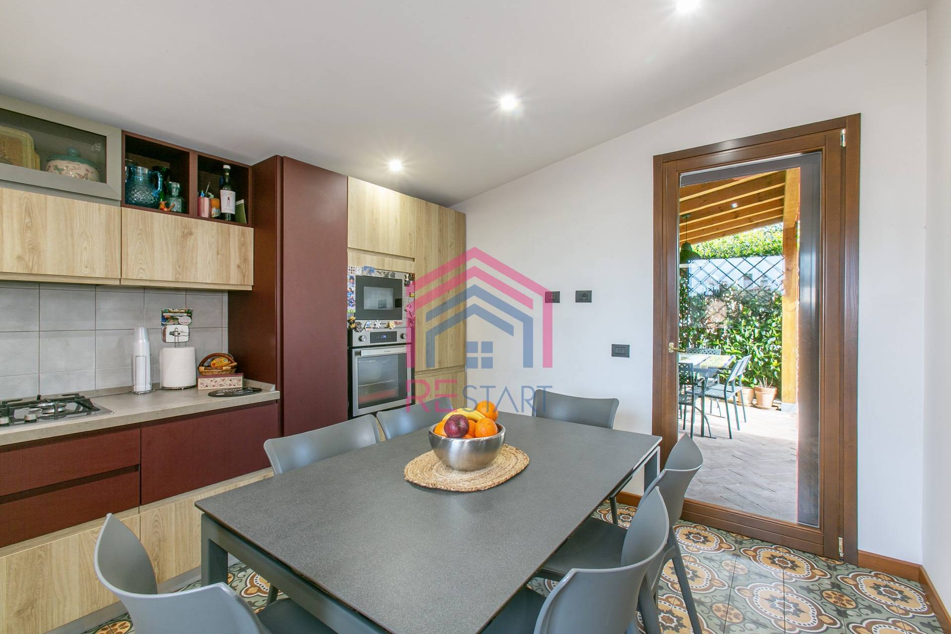 Villetta bifamiliare in vendita a Pomezia, Centro