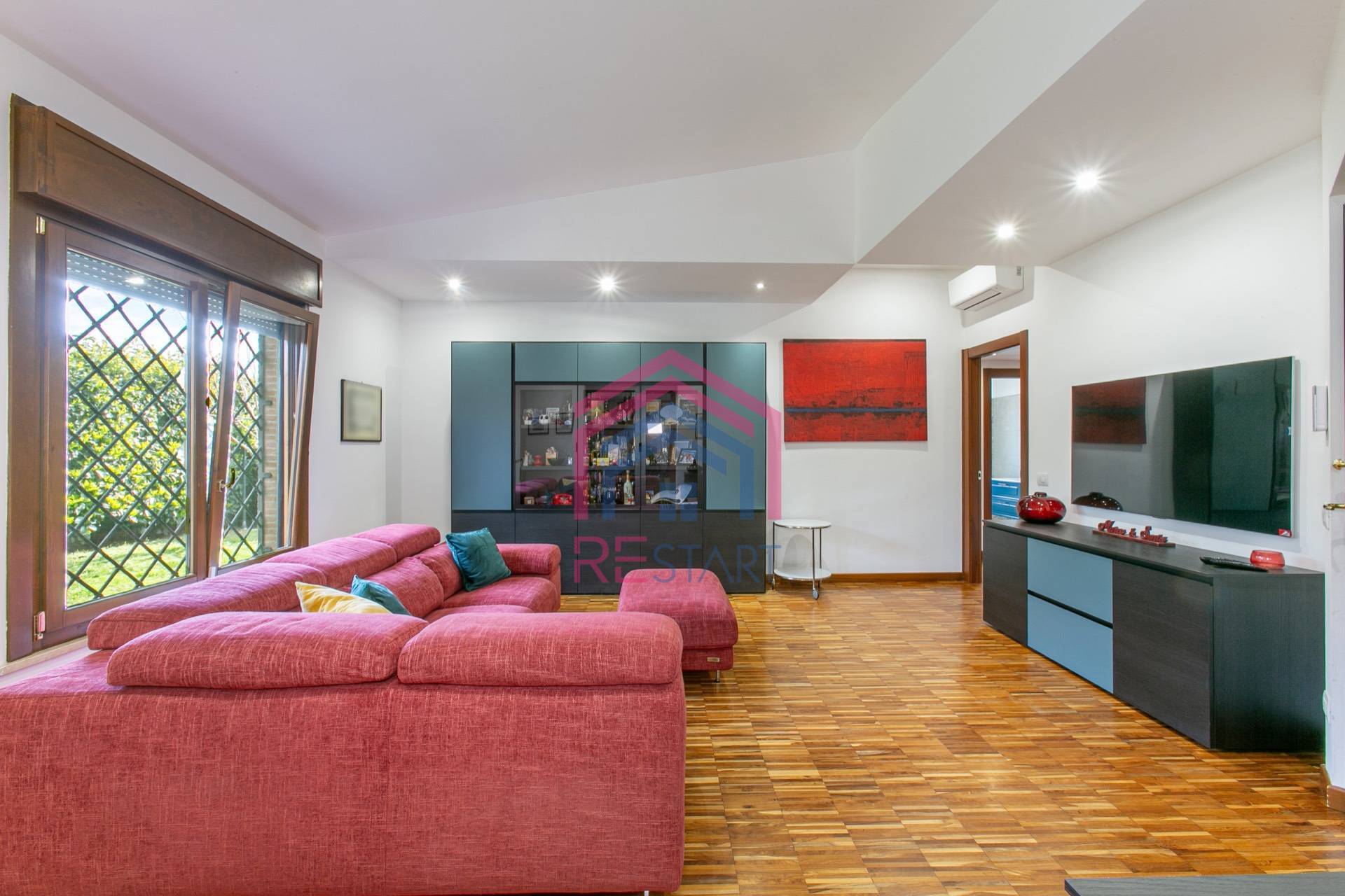 Villetta bifamiliare in vendita a Pomezia, Centro