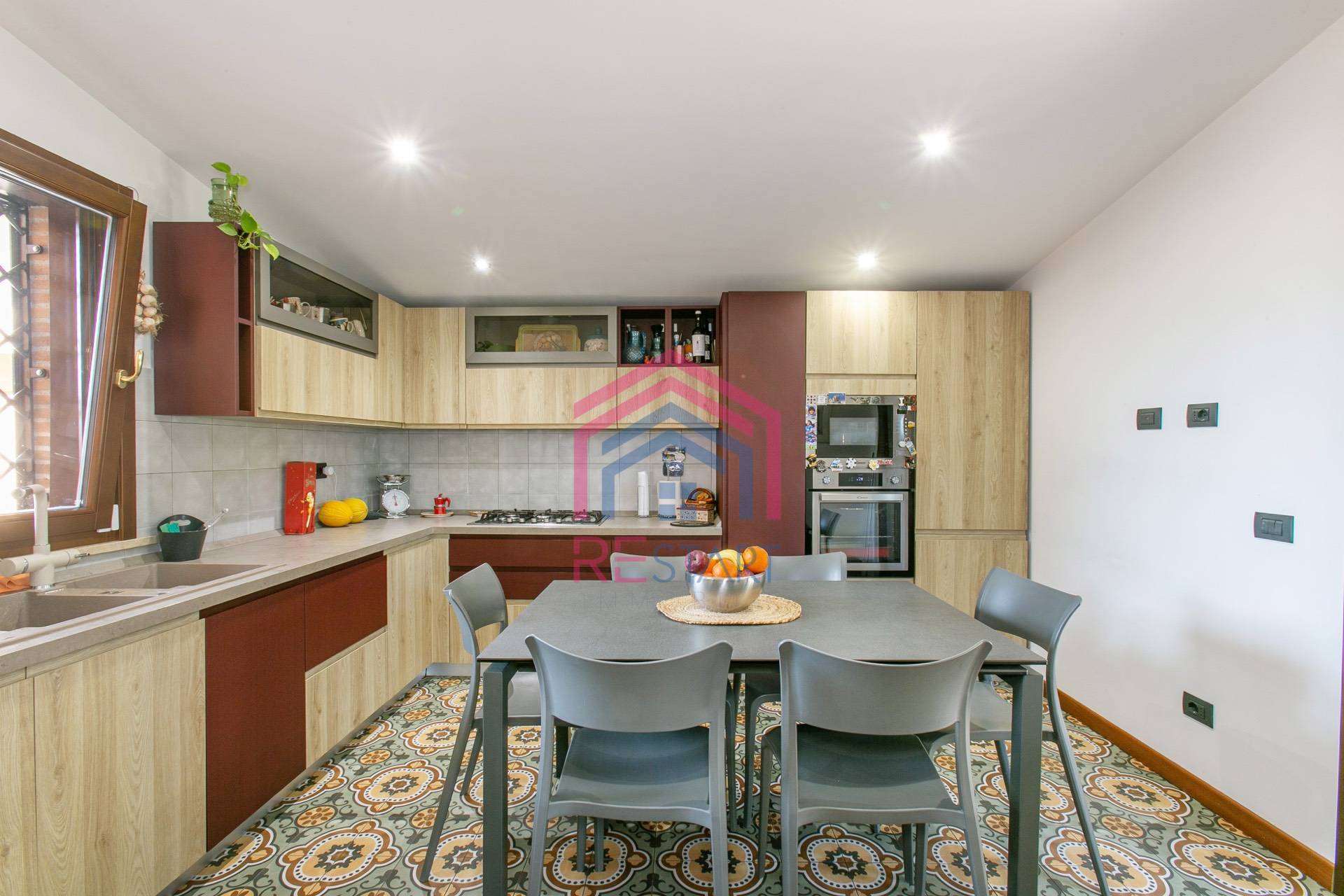 Villetta bifamiliare in vendita a Pomezia, Centro