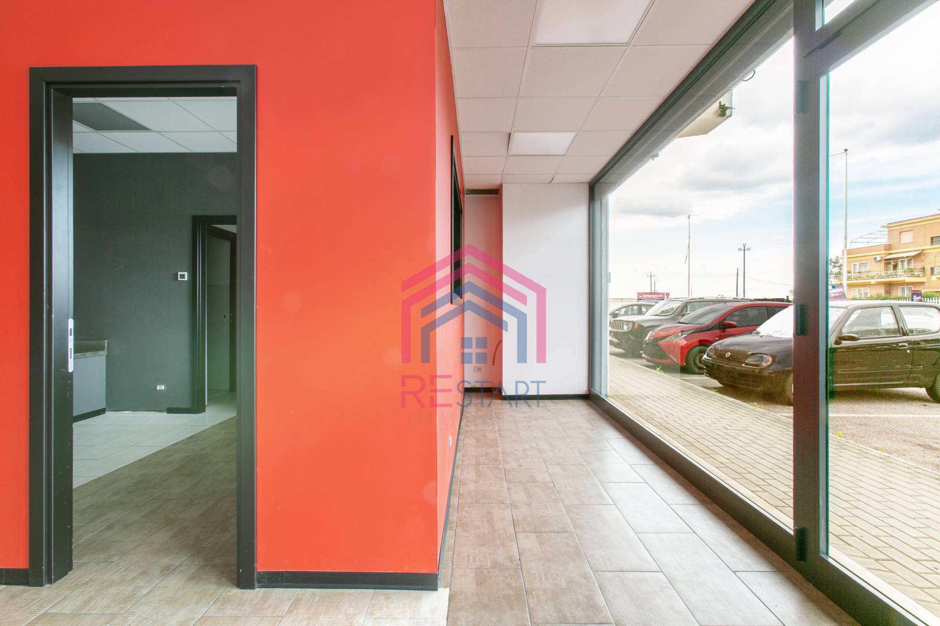 Locale commerciale in affitto a Pomezia