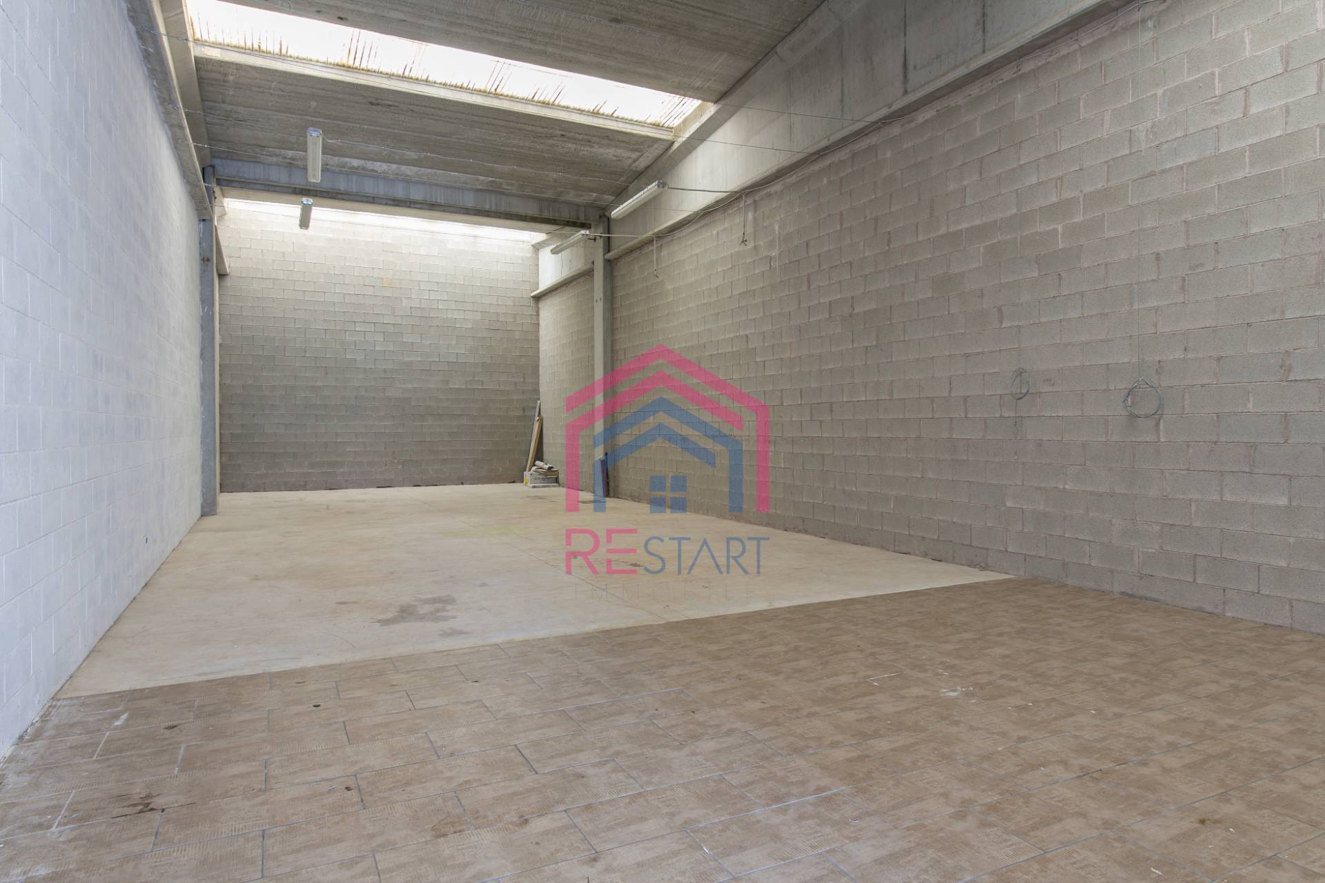 Locale commerciale in vendita a Pomezia