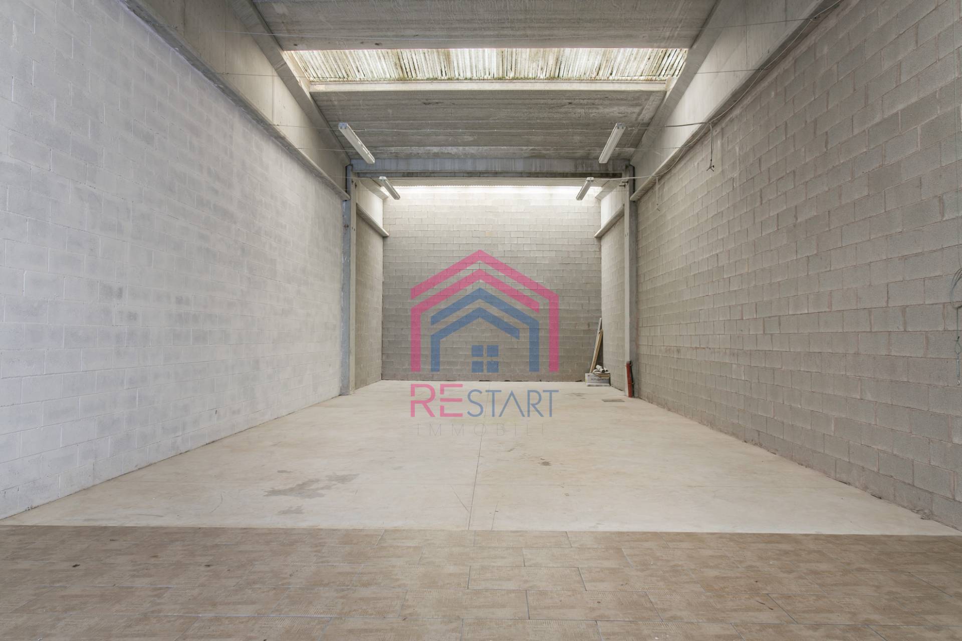 Locale commerciale in vendita a Pomezia