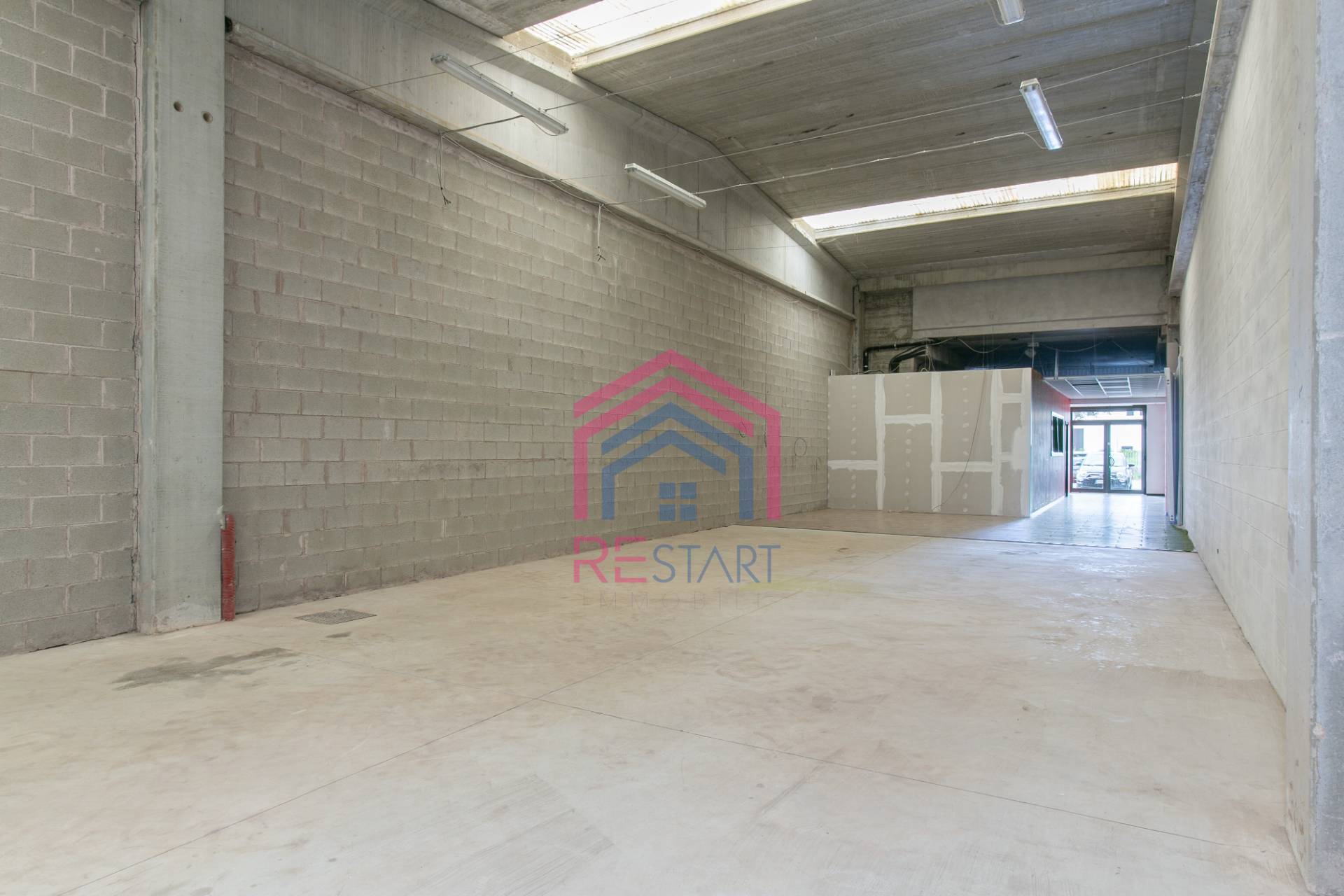 Locale commerciale in vendita a Pomezia