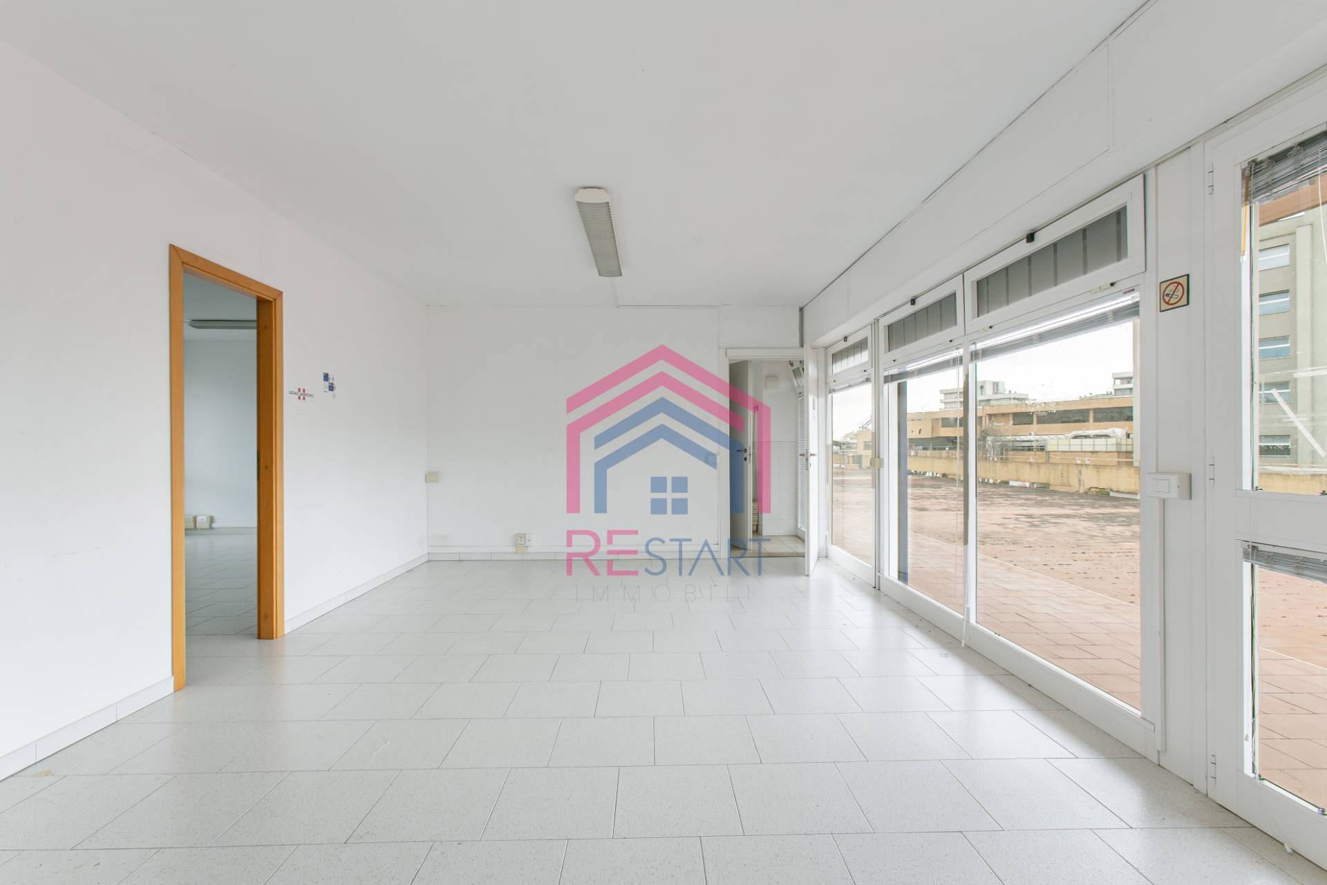 Locale commerciale in affitto a Aprilia, Centro