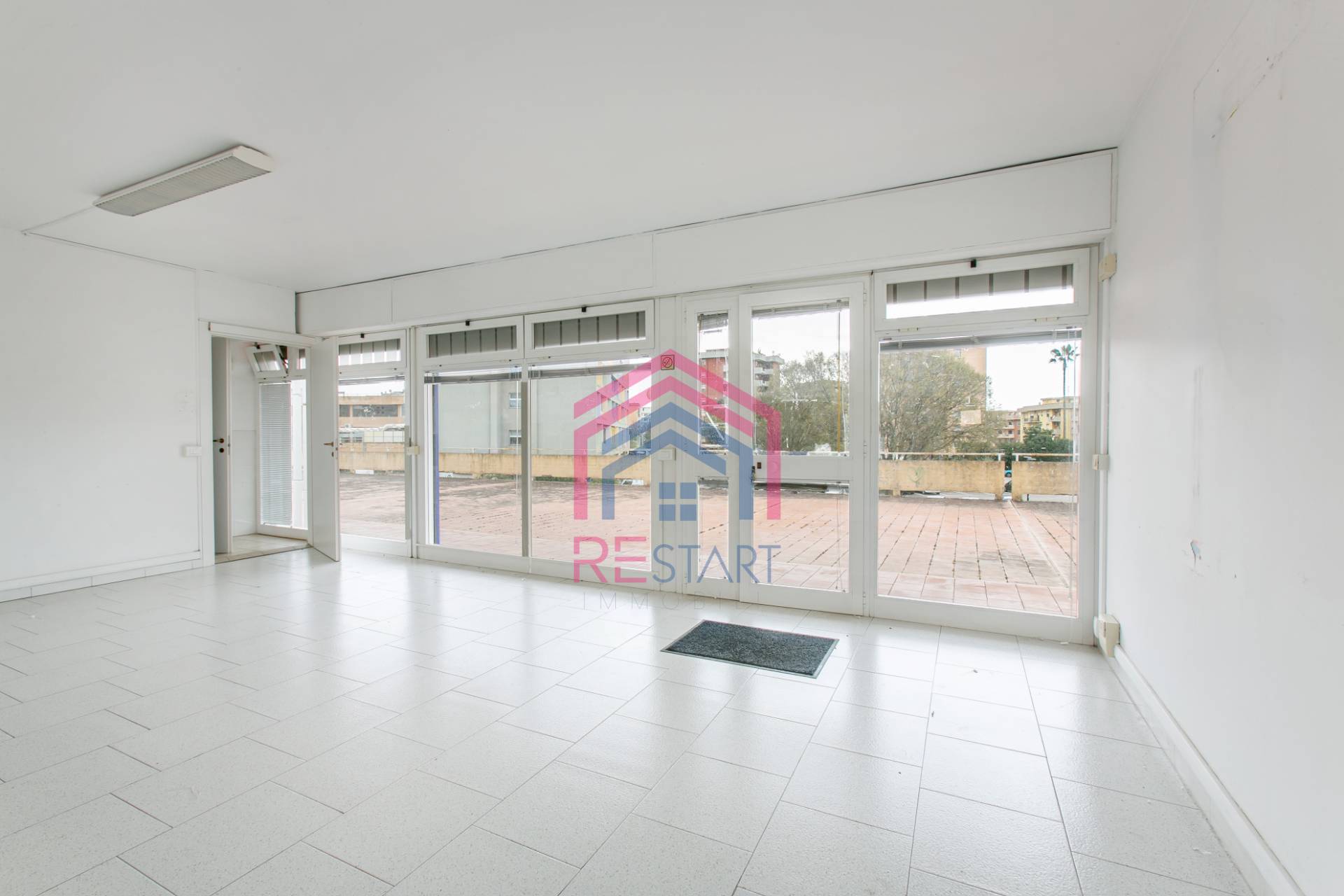 Locale commerciale in affitto a Aprilia, Centro