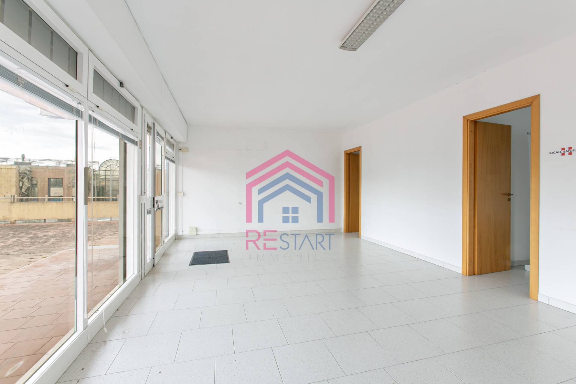 Locale commerciale in affitto a Aprilia, Centro