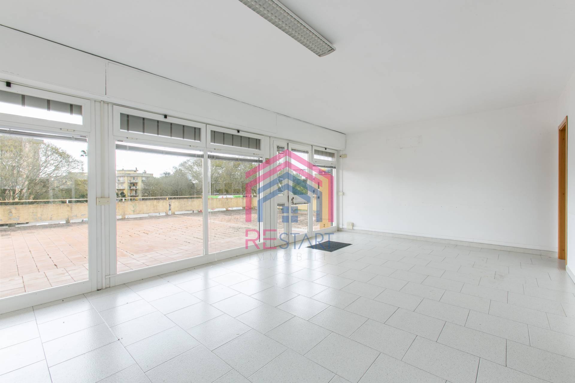 Locale commerciale in affitto a Aprilia, Centro