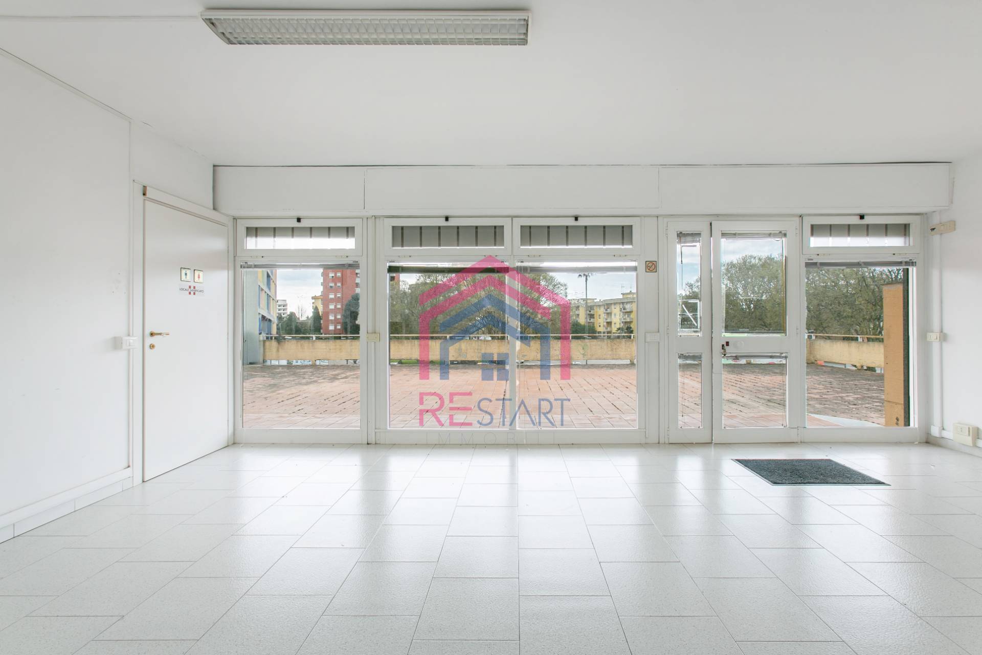 Locale commerciale in affitto a Aprilia, Centro