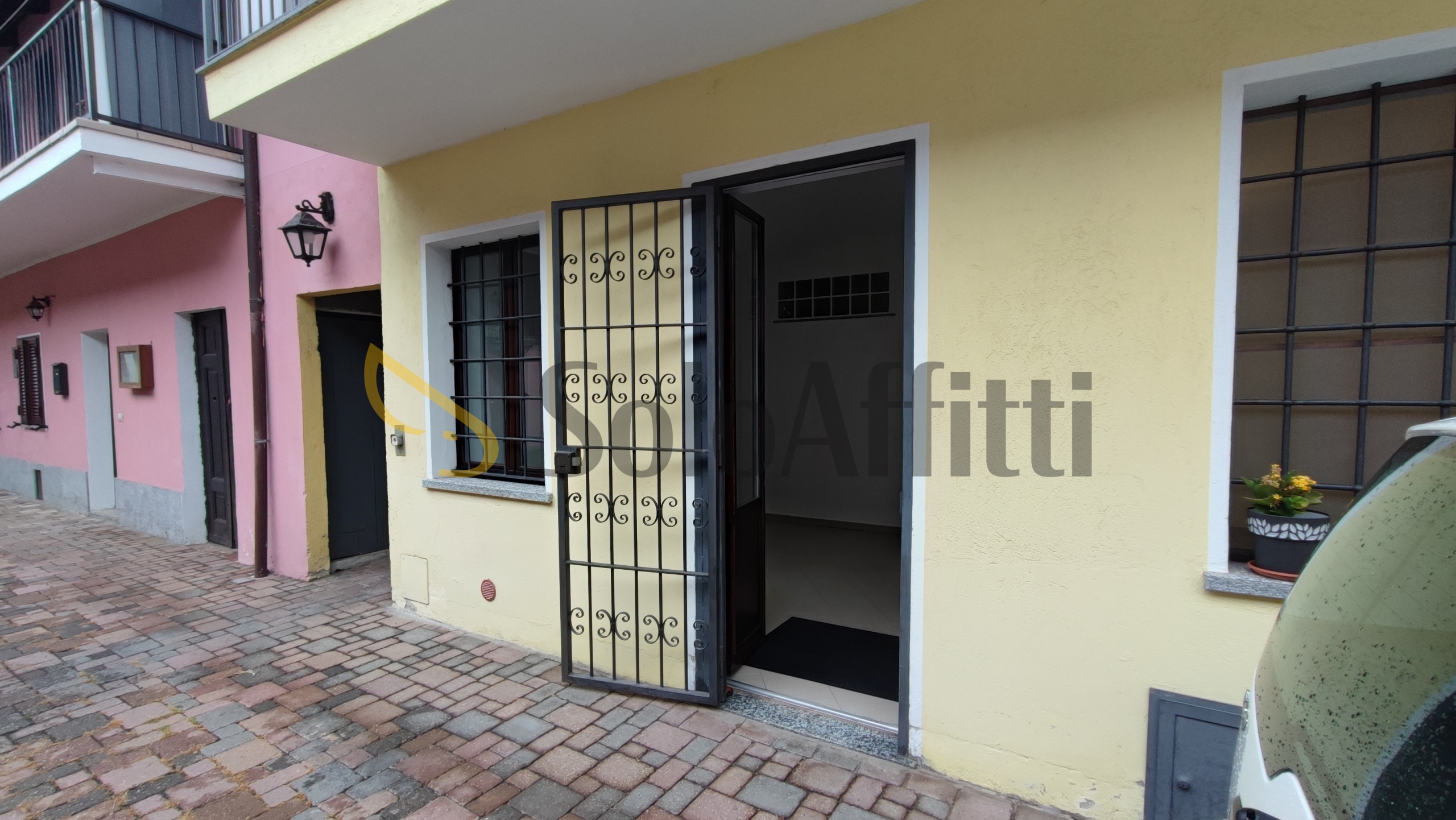 Locale commerciale in affitto in via maria teresa fornasio, Beinasco