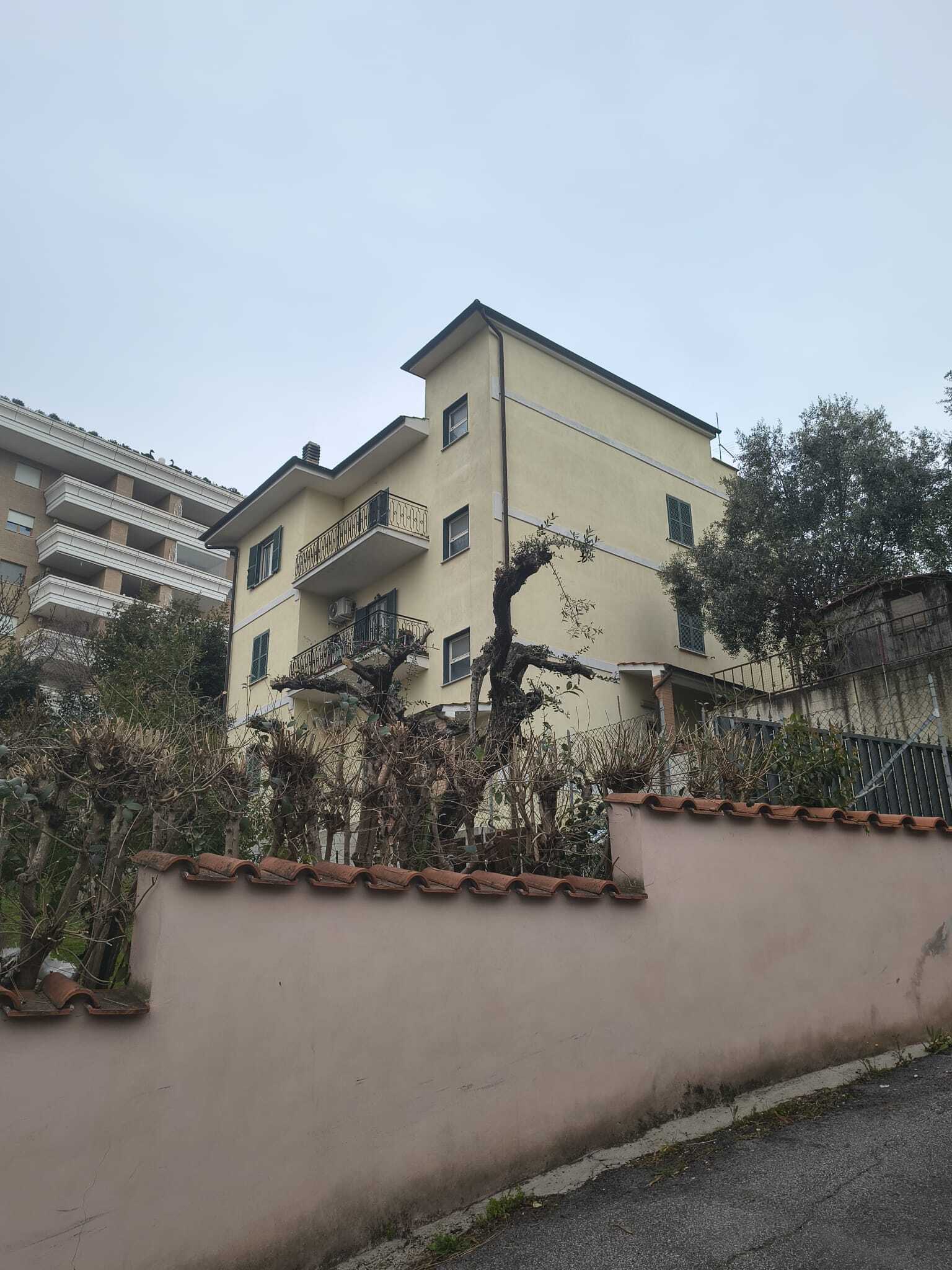 Appartamento con terrazzo in via avegno, Roma