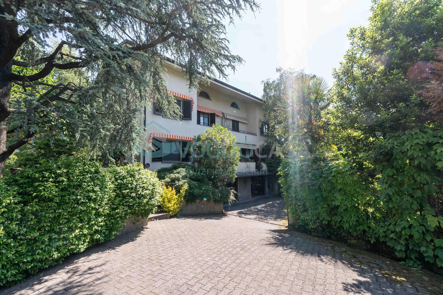 Villa Bifamiliare con giardino a Casatenovo