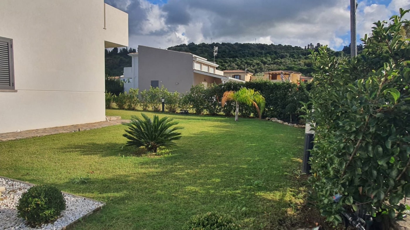 Quadrilocale in vendita a Campofelice di Roccella