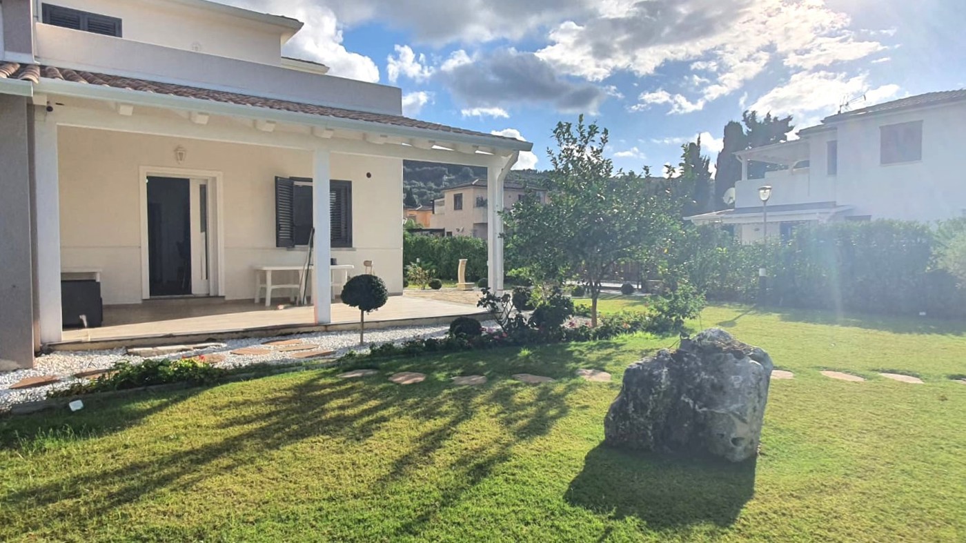 Quadrilocale in vendita a Campofelice di Roccella